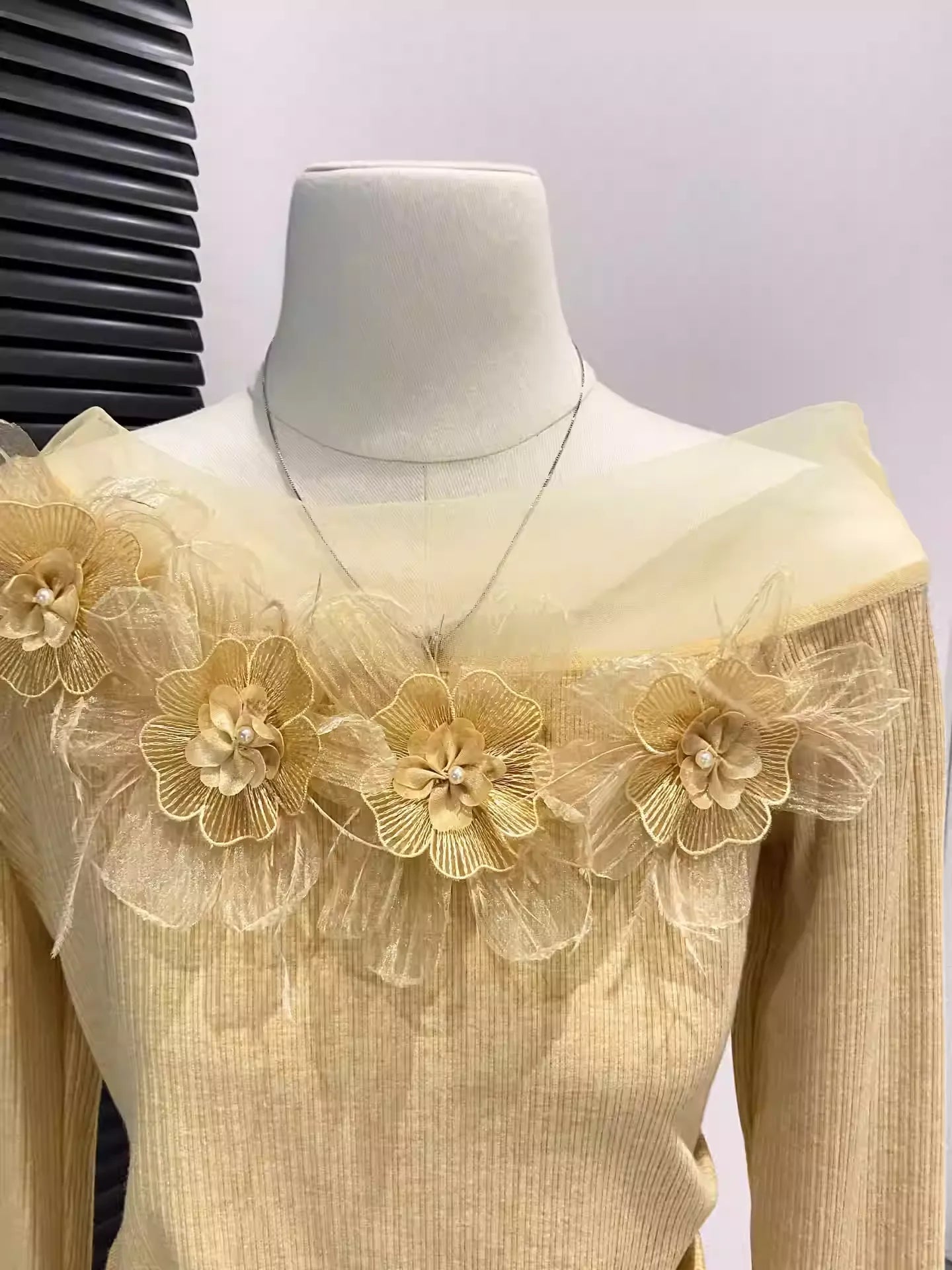 Women's 3D Floral Lace Mesh Long Sleeve Top