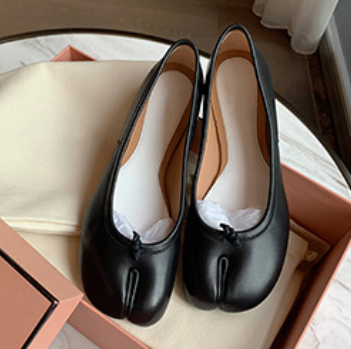 Split-Toe Leather Flat Shoes with Soft Sheepskin Insole and Shallow Design