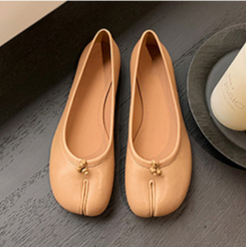 Split-Toe Leather Flat Shoes with Soft Sheepskin Insole and Shallow Design