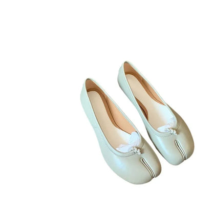 Split-Toe Leather Flat Shoes with Soft Sheepskin Insole and Shallow Design