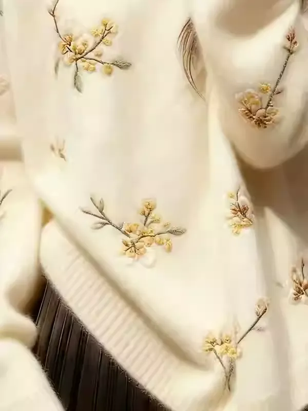 Lazy and sophisticated knit sweater for autumn